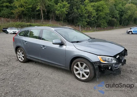 2016 Volvo V60 T5 Platinum z USA, uszkodzony, nr VIN YV140MEM2G1295752